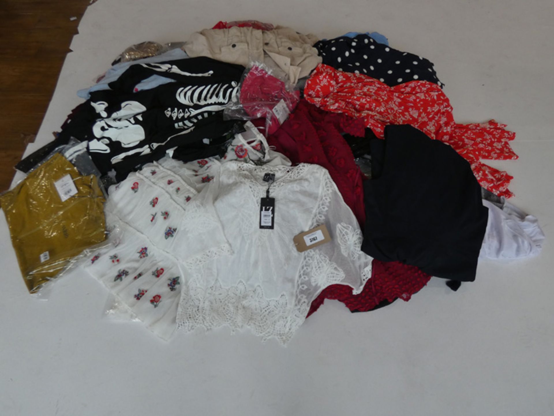 Large stillage containing assorted ladies and men's clothing - Image 2 of 2