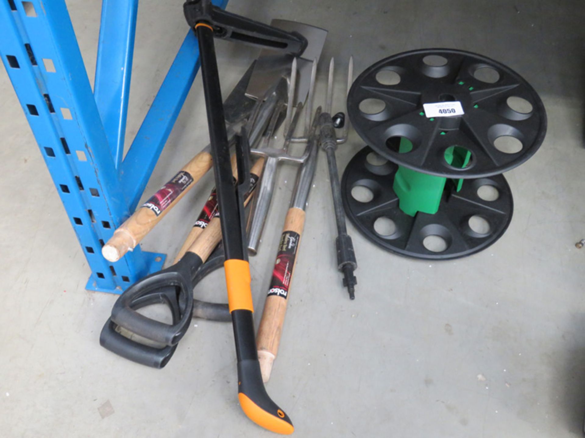 Small quantity of assorted garden tools, hose reel and a Fiskers weeder