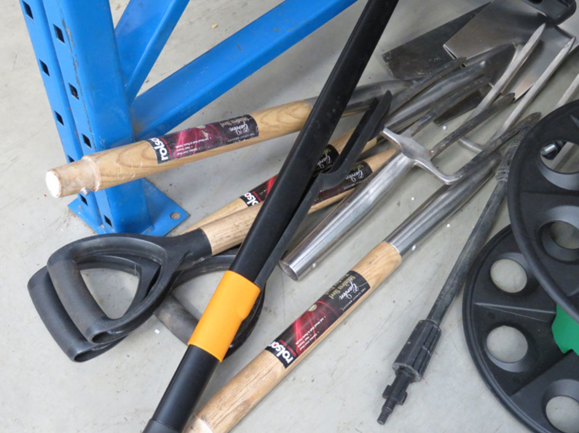 Small quantity of assorted garden tools, hose reel and a Fiskers weeder - Image 3 of 3