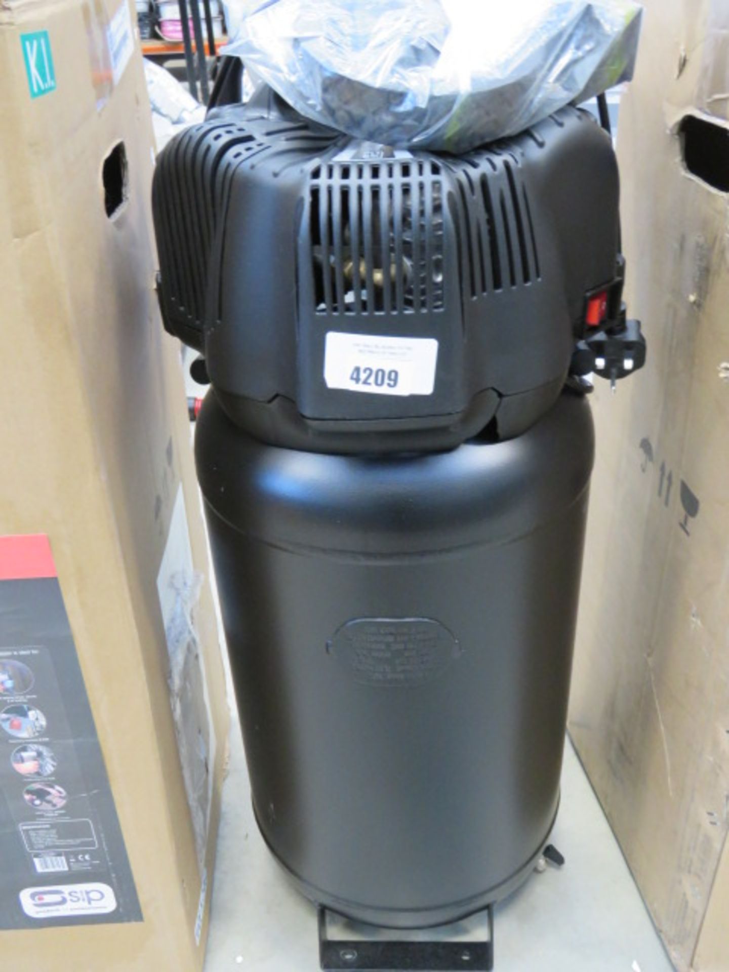 Airmate Hurricane 50l upright compressor with box, damage valve - Image 2 of 2