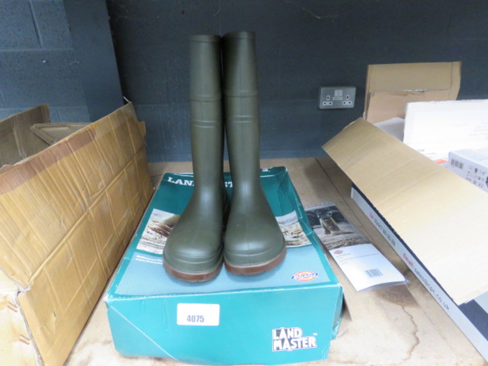 Pair of Landmaster Dickies size 9 wellies