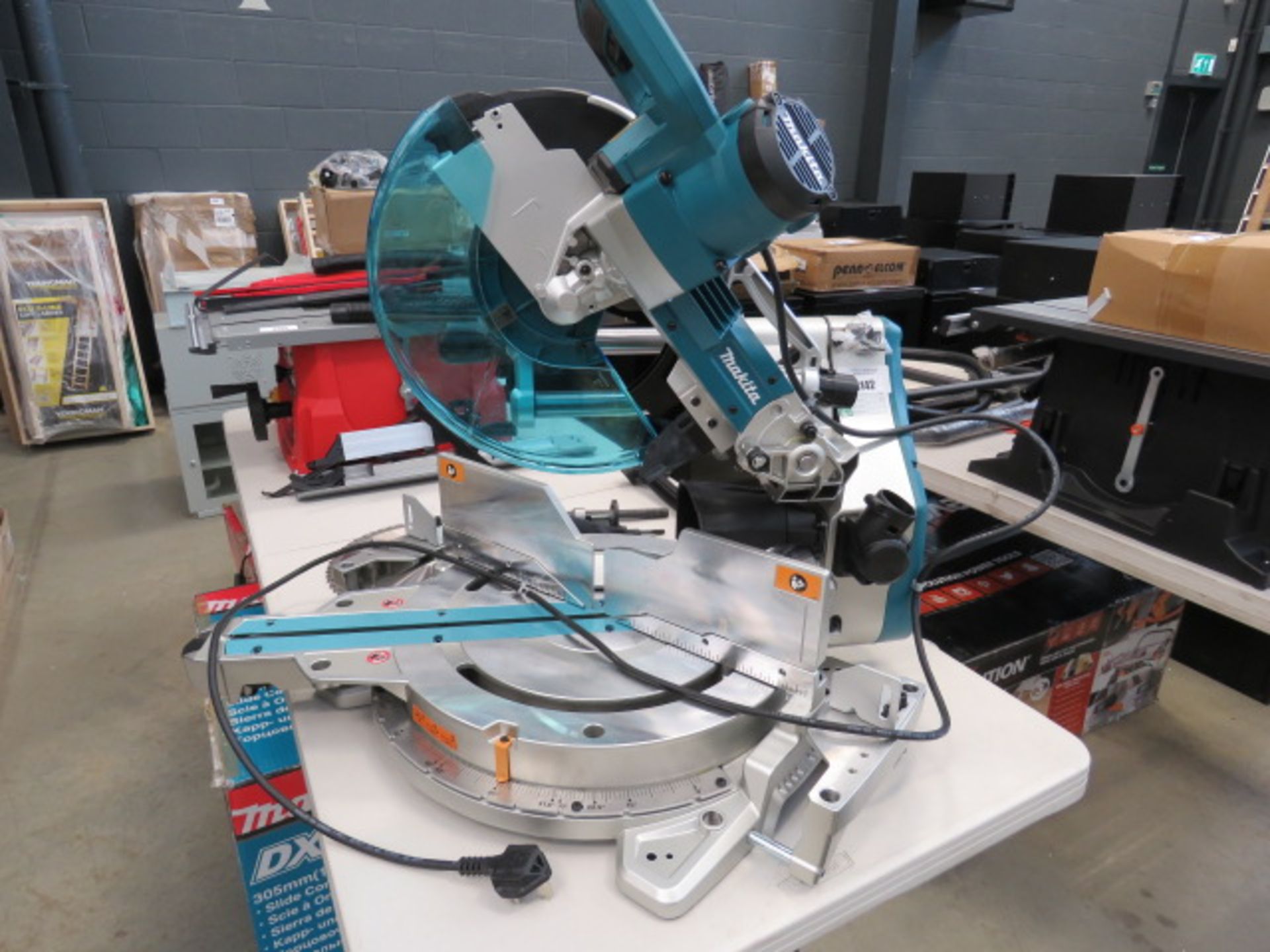 4150 Makita DXT 305mm slide compound mitre saw with box (cracked handle)