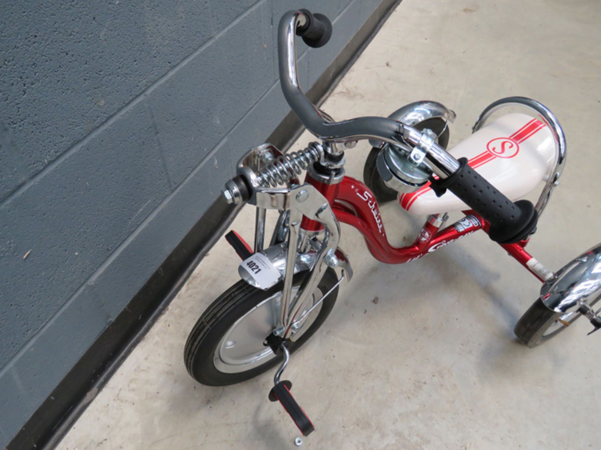 Schwinn Stingray childs tricycle - Image 3 of 3