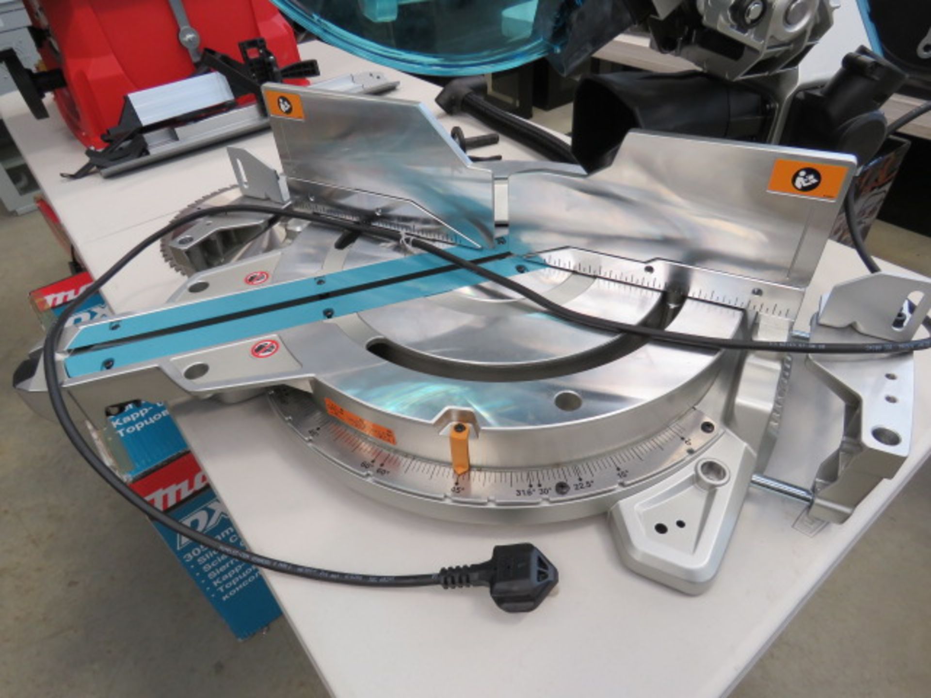 4150 Makita DXT 305mm slide compound mitre saw with box (cracked handle) - Image 3 of 8