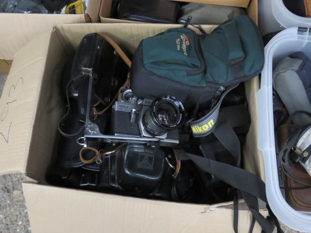 Approx. 6 large crates of various camera equipment incl. lenses, carry cases, vintage and modern - Image 4 of 5