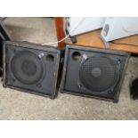 2 floor standing speakers