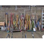 Large quantity of outdoor garden tools incl. forks, hoes, spades, brushes, rakes, spirit levels,