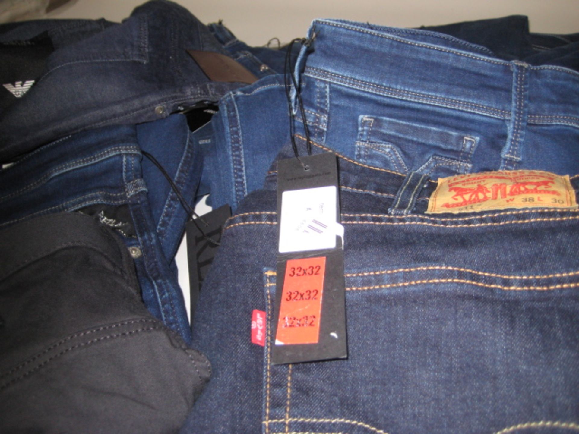 6 pairs of Tag replay jeans various sizes together with 2 pairs of untagged Levi jeans, various - Image 2 of 3