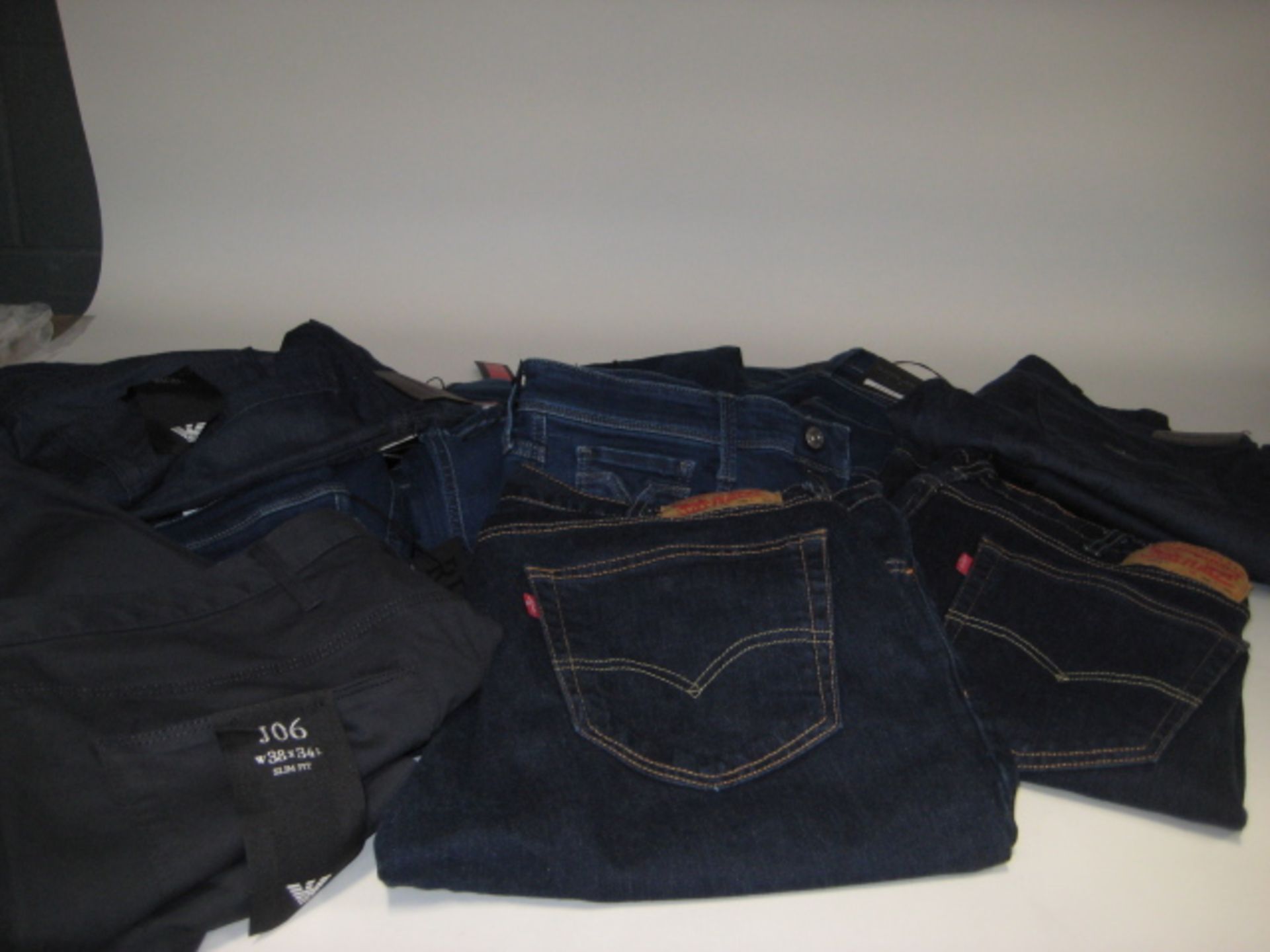 6 pairs of Tag replay jeans various sizes together with 2 pairs of untagged Levi jeans, various