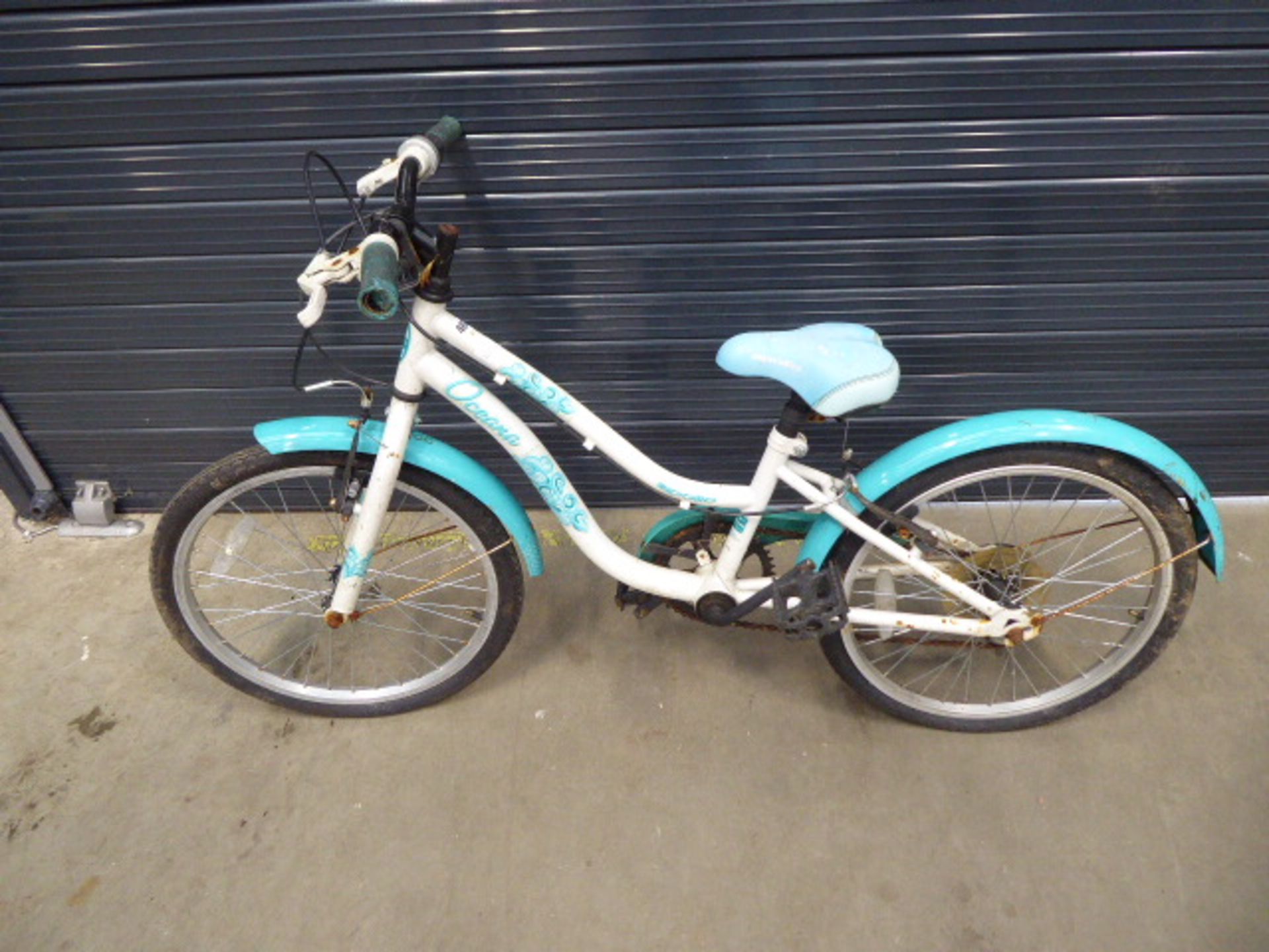 4040 Green and white girl's Apollo bike