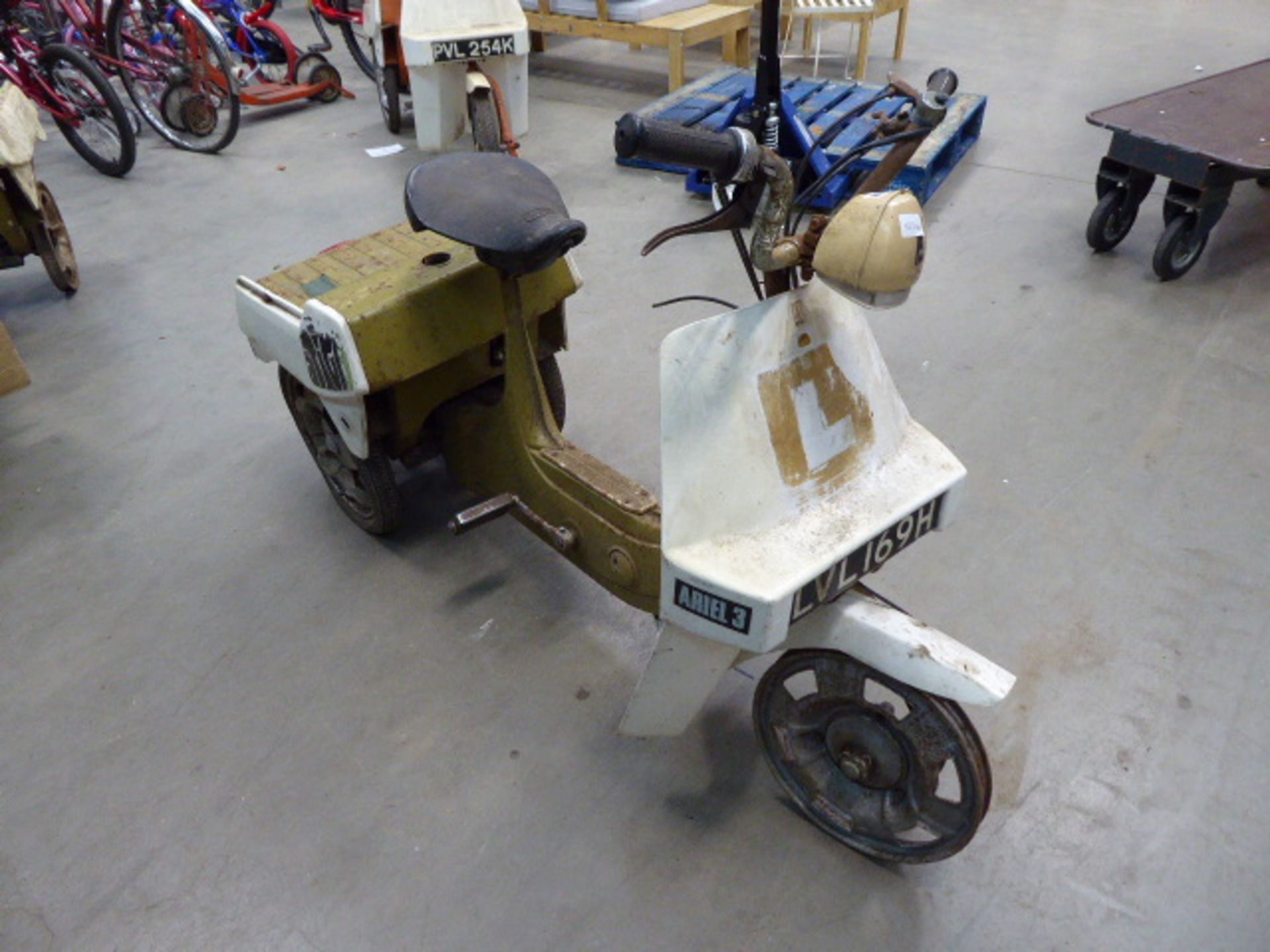 Two cream and green Ariel 3 petrol powered mopeds - Image 2 of 6