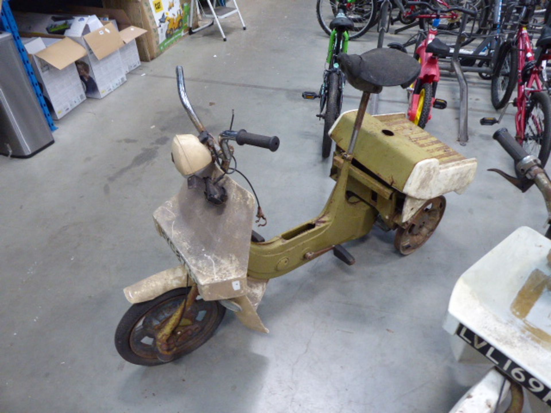 Two cream and green Ariel 3 petrol powered mopeds - Image 4 of 6