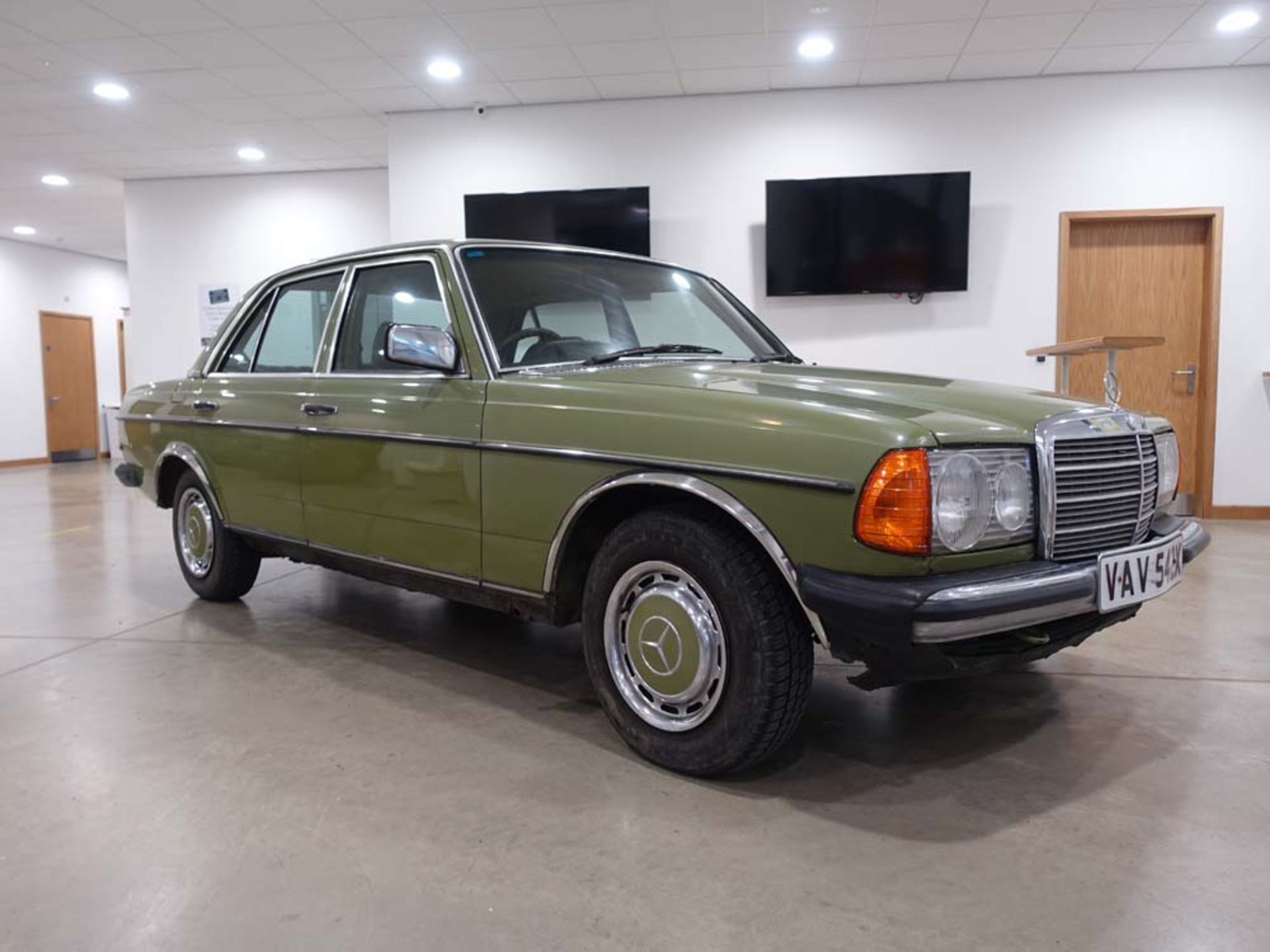 1982 Mercedes 240 D, 4 door saloon, diesel, first registered 17.05.1982, in green, registration - Image 2 of 9