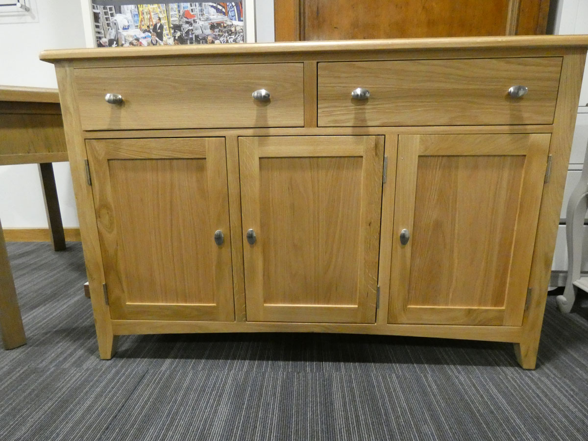 Gloucester Oak 3 Door 3 Drawer Large Sideboard (37)