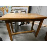 (17) Oak side table with stretcher