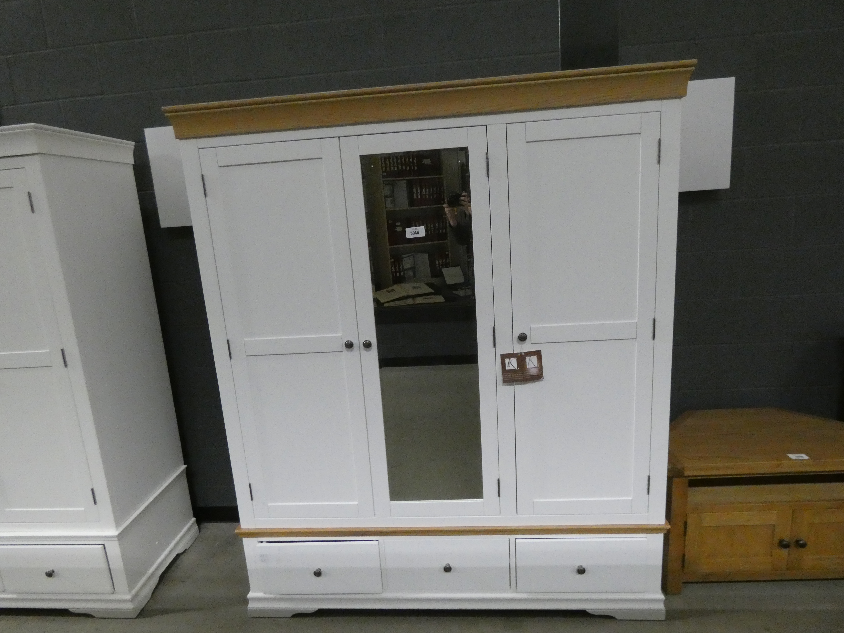 Dover White Painted Oak Triple Wardrobe (42)