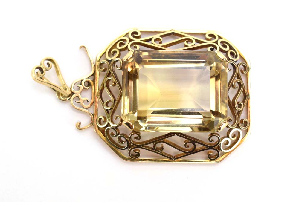 A small yellow metal cluster pendant set rectangular cut peach coloured stone within a border of - Image 3 of 5