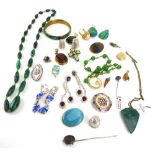 A mixed parcel of jewellery including a malachite bead necklace, thimbles,
