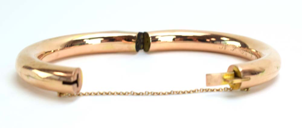 A 9ct yellow gold hinged bracelet, maker S&P, Birmingham 1915, internal d. 6 cm, 17. - Image 3 of 5