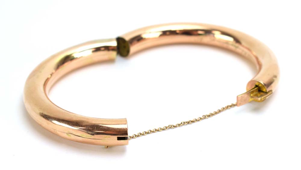 A 9ct yellow gold hinged bracelet, maker S&P, Birmingham 1915, internal d. 6 cm, 17.