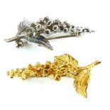 A 9ct yellow gold brooch in the form of foxgloves, l. 4.