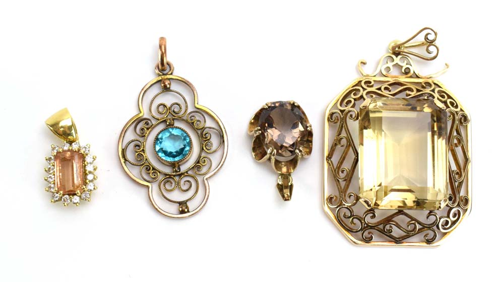 A small yellow metal cluster pendant set rectangular cut peach coloured stone within a border of