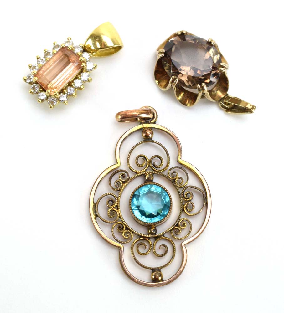 A small yellow metal cluster pendant set rectangular cut peach coloured stone within a border of - Image 4 of 5