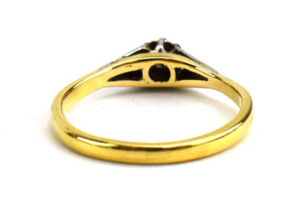 An early/mid 20th century 18ct yellow gold and platinum highlighted ring set diamond in an illusion - Image 3 of 5