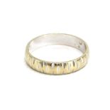 An 18ct white gold engraved wedding band, maker S&W, London 1972, band w. 4 mm, 3.