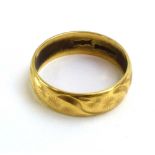 An 18ct yellow gold engraved wedding band, maker B Bros, London 1994, band w. 6 mm, ring size P, 4.