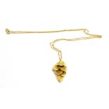 A 14ct yellow gold fine chainlink necklace suspending a 14ct leaf design pendant, pendant drop 3.