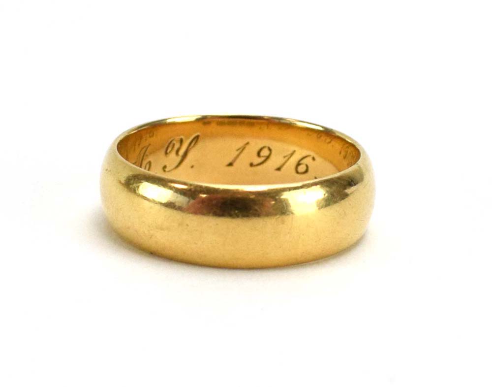 An 18ct yellow gold wedding band, maker SH, Birmingham 1915, band w. 6 mm, 6. - Image 2 of 2