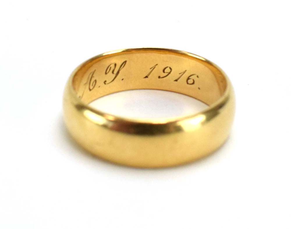 An 18ct yellow gold wedding band, maker SH, Birmingham 1915, band w. 6 mm, 6.