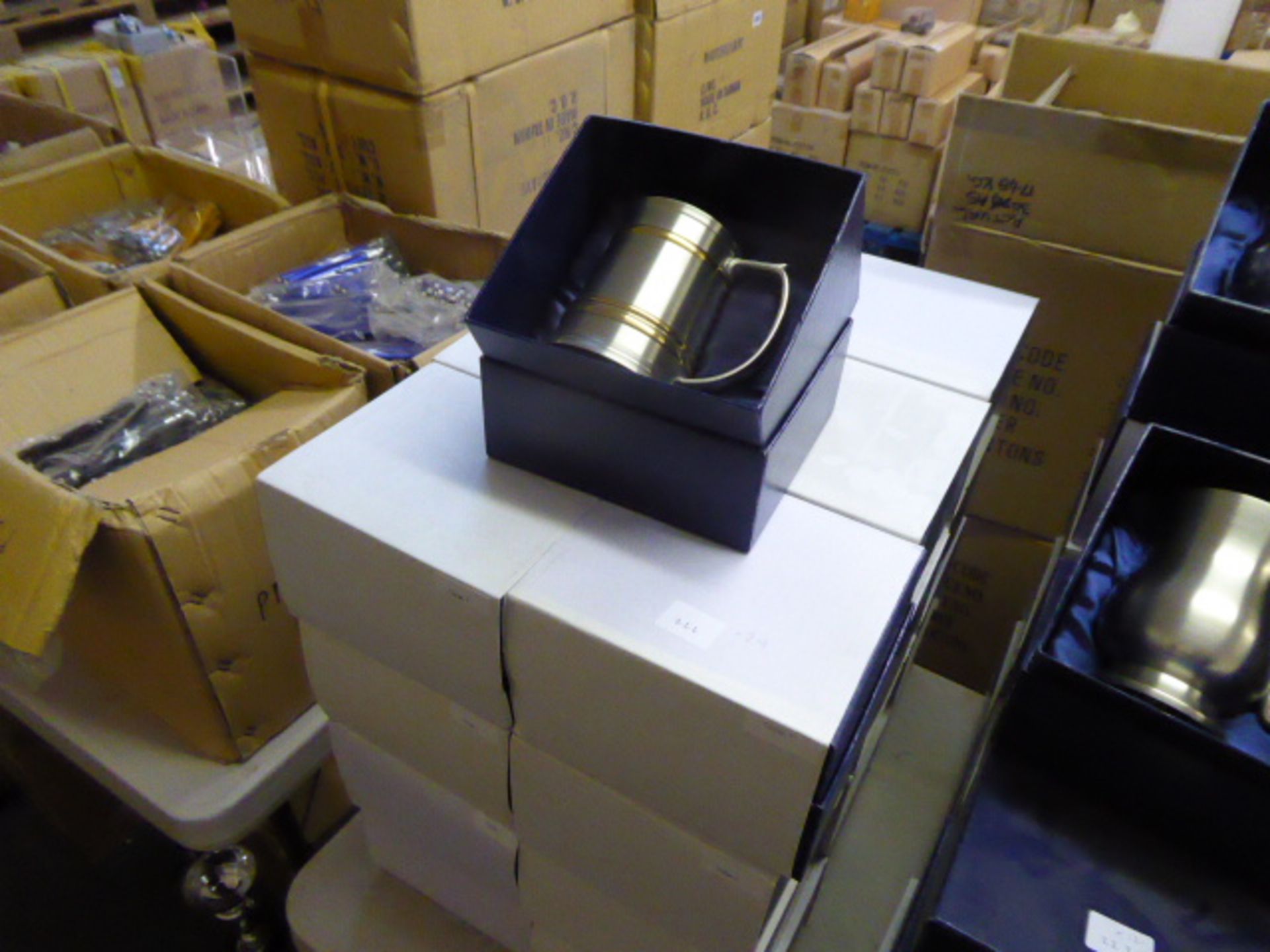 24 pewter tankards with brass colour detail - Image 2 of 2