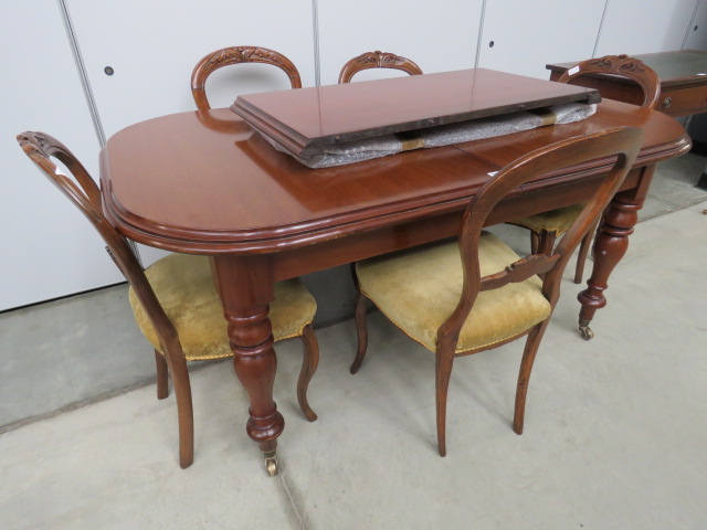 Edwardian mahogany extending dining table together with six balloon back chairs (set of 4 plus two