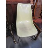 5224 - A moulded fibre glass dining chair