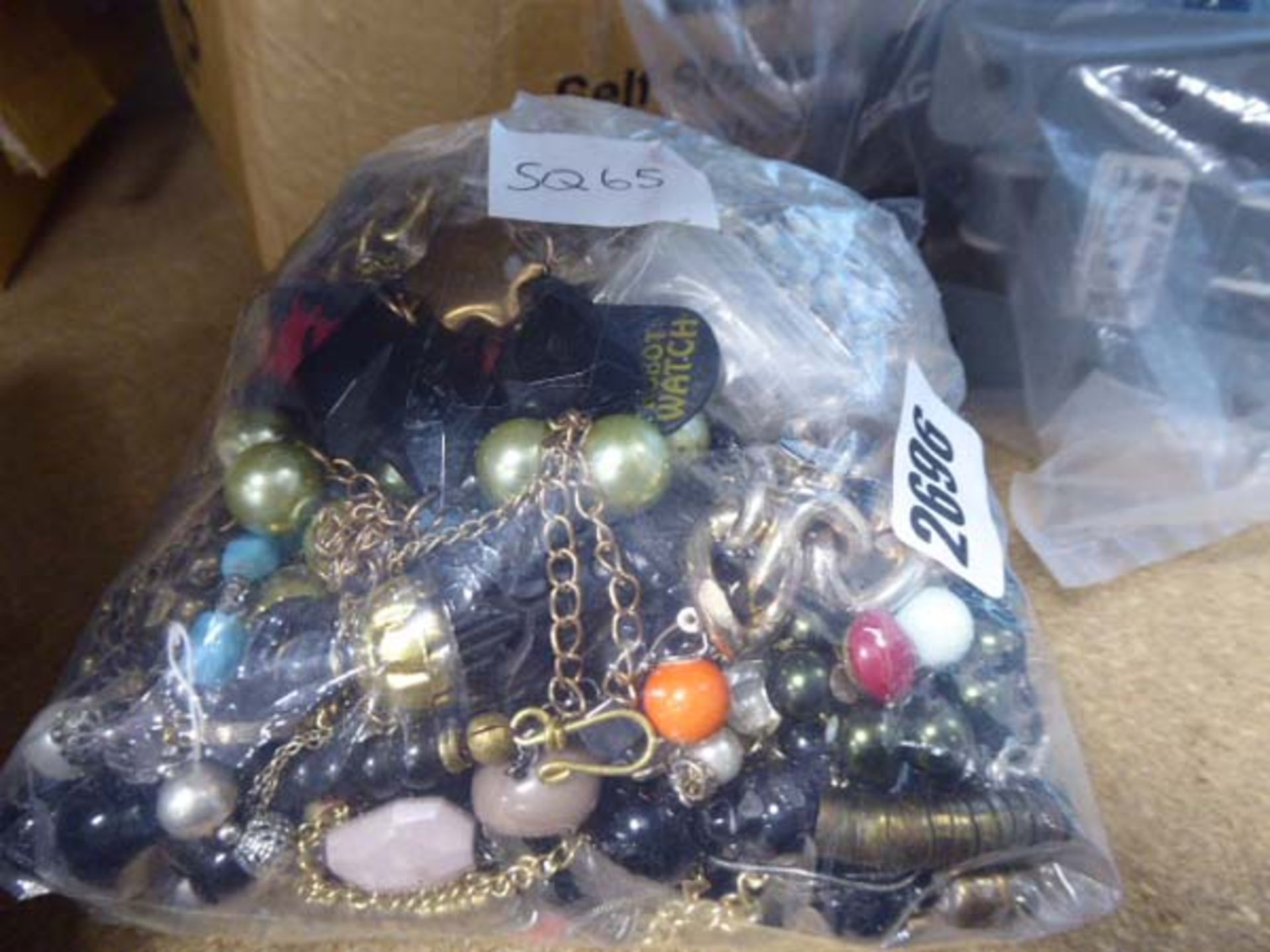 Small parcel of costume jewellery items