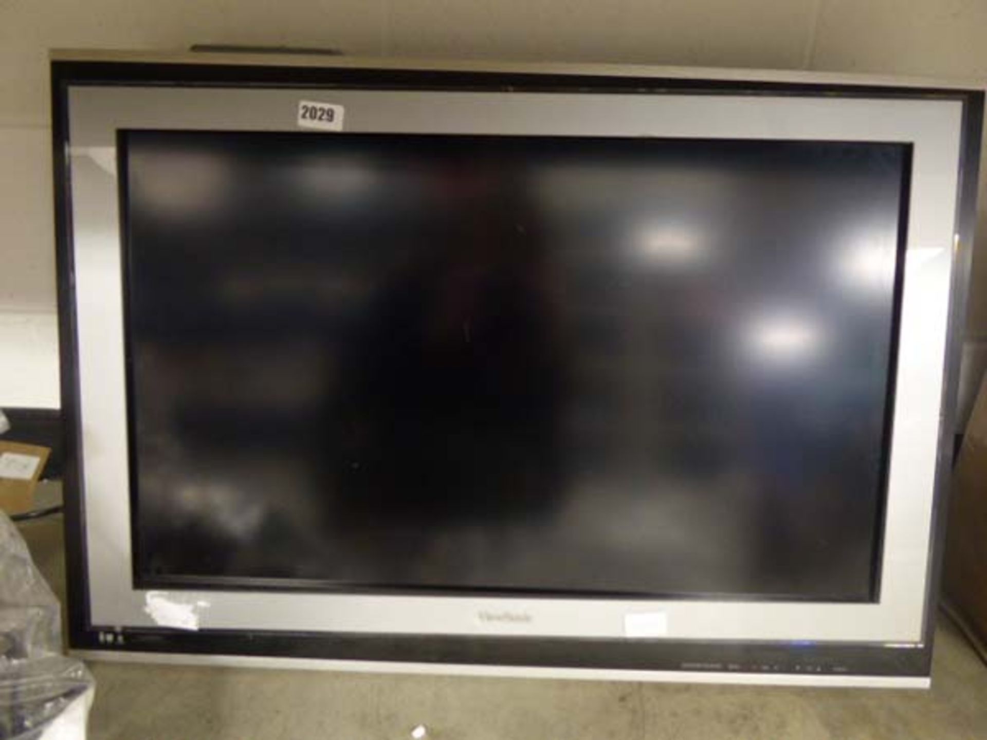 Viewsonic LCD 32'' monitor with part wall bracket