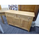 Gloucester Oak 3 Door 2 Drawer Large Sideboard (37)