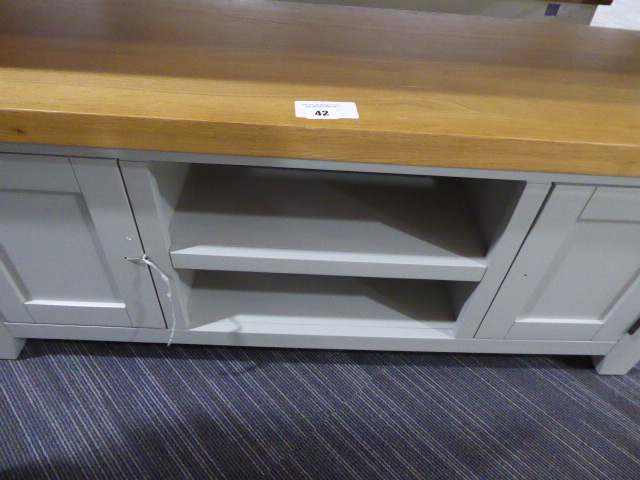Low TV unit in grey - Image 2 of 2