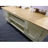 Malvern Shaker Ivory Painted Oak Large TV Unit (26)