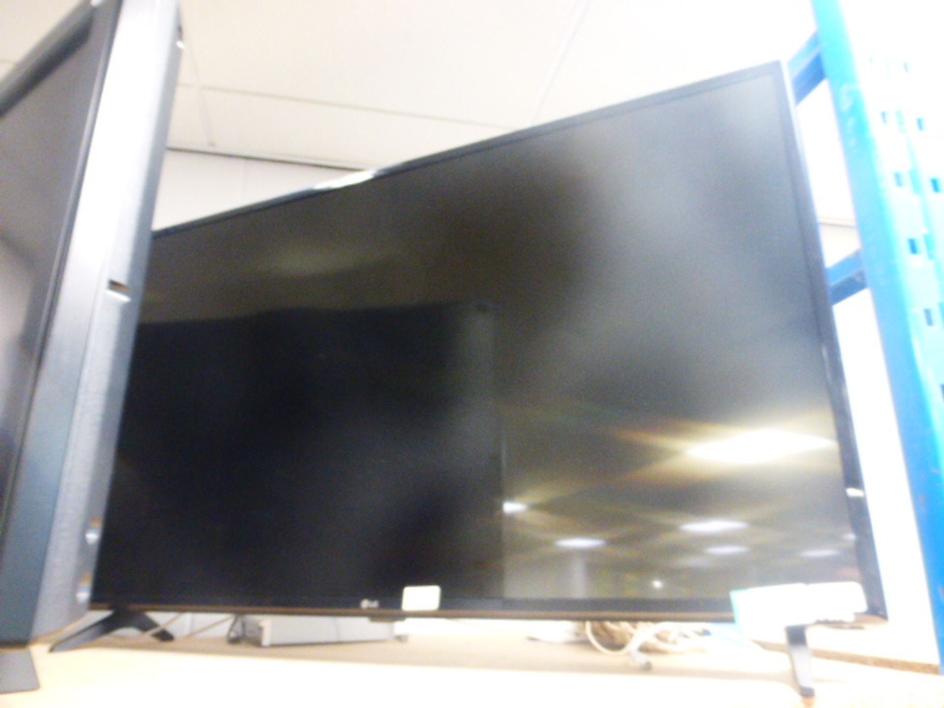 2765 LG 43'' smart TV model 43LJ594B (faulty screen, blue image)