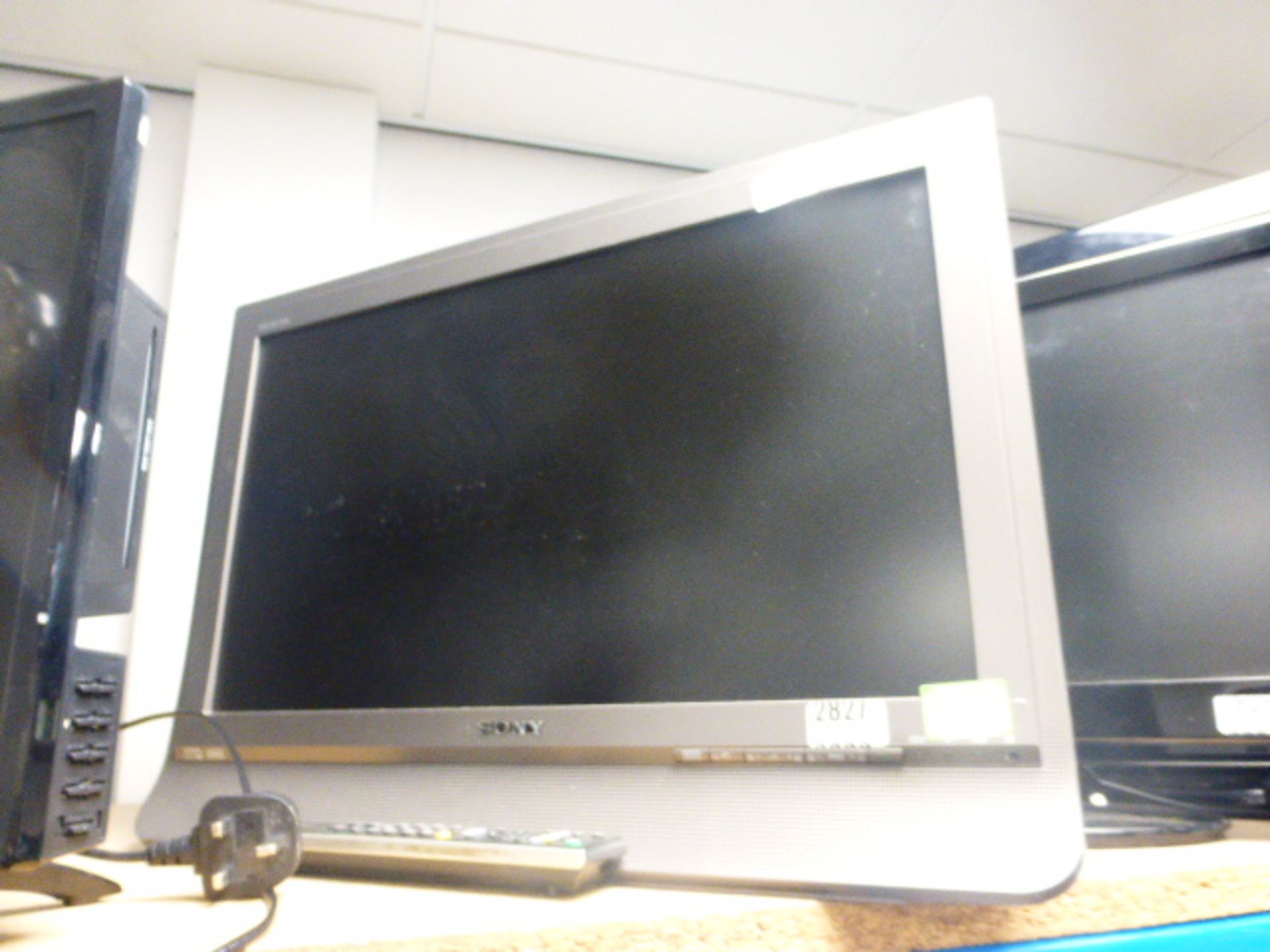 (141) Sony 23'' LCD TV with remote