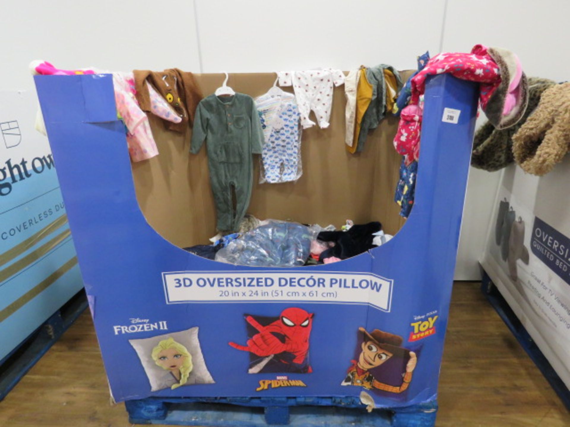 Large pallet containing mixed children's clothing