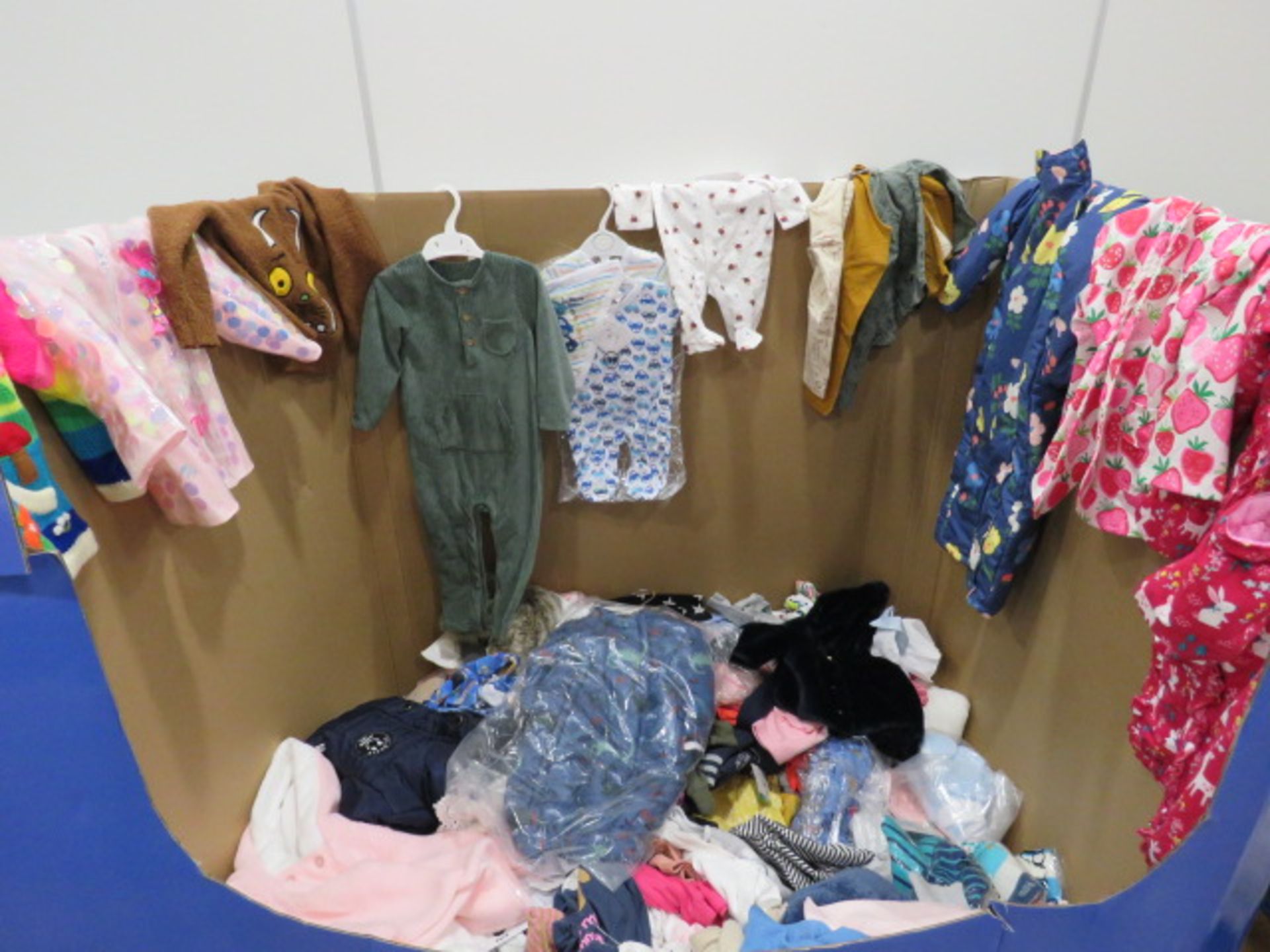 Large pallet containing mixed children's clothing - Image 2 of 5