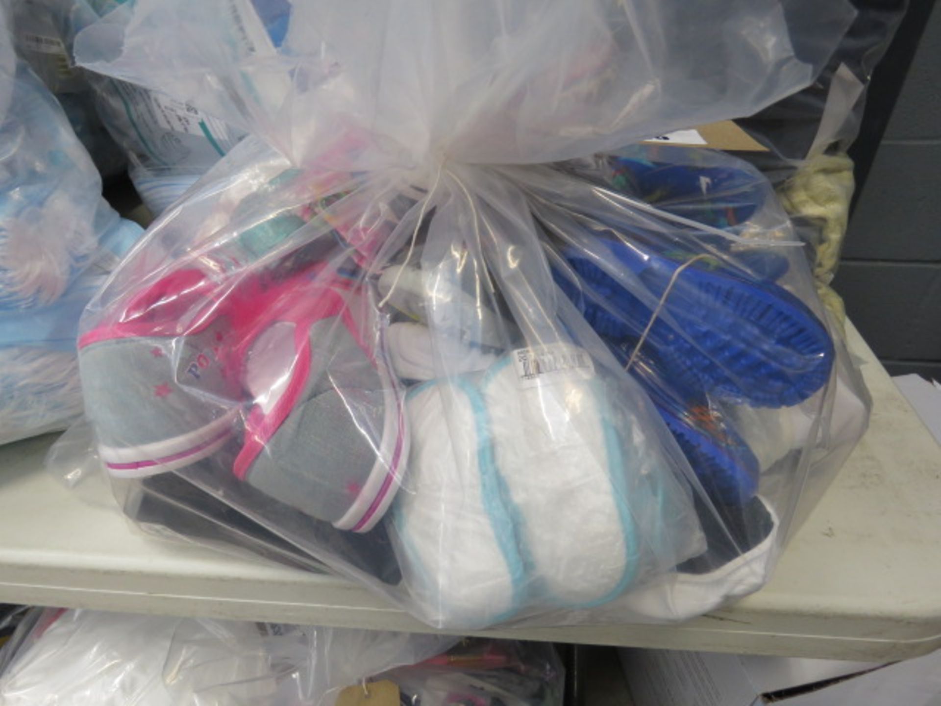 3519 Bag of assorted childrens shoes