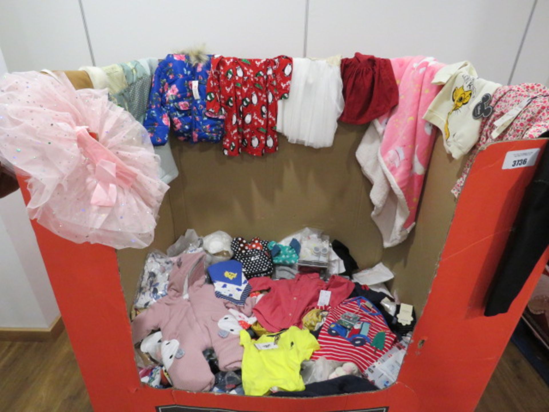Large pallet containing mixed children's clothing - Image 2 of 4