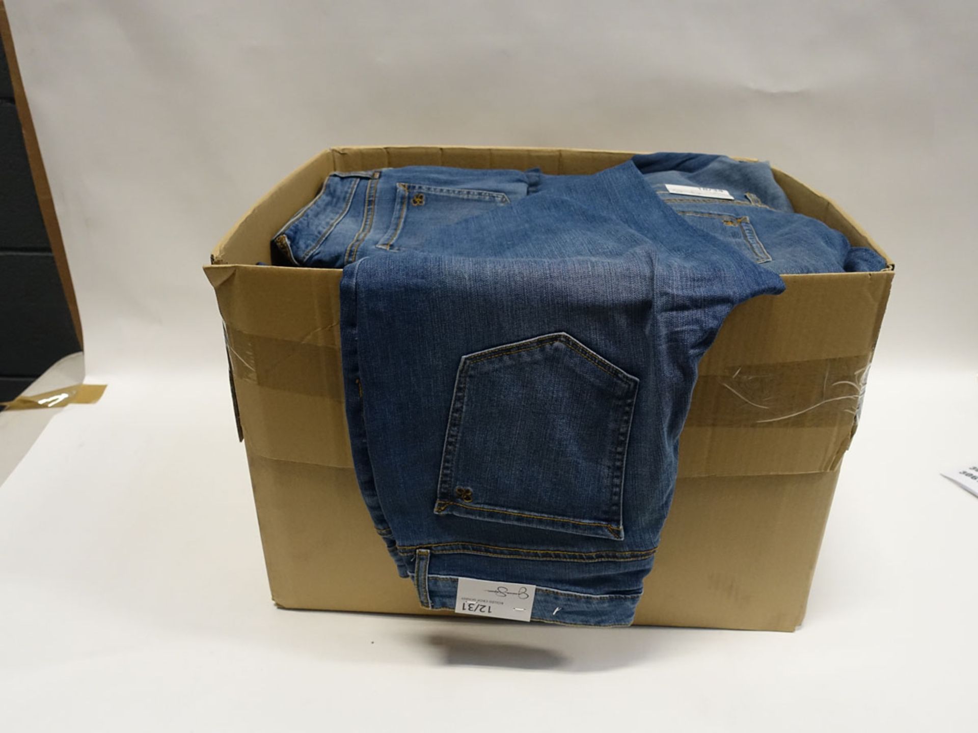 Box containing approx 40 pairs of Jessica Simpson roll crop skinny denim jeans (various sizes)