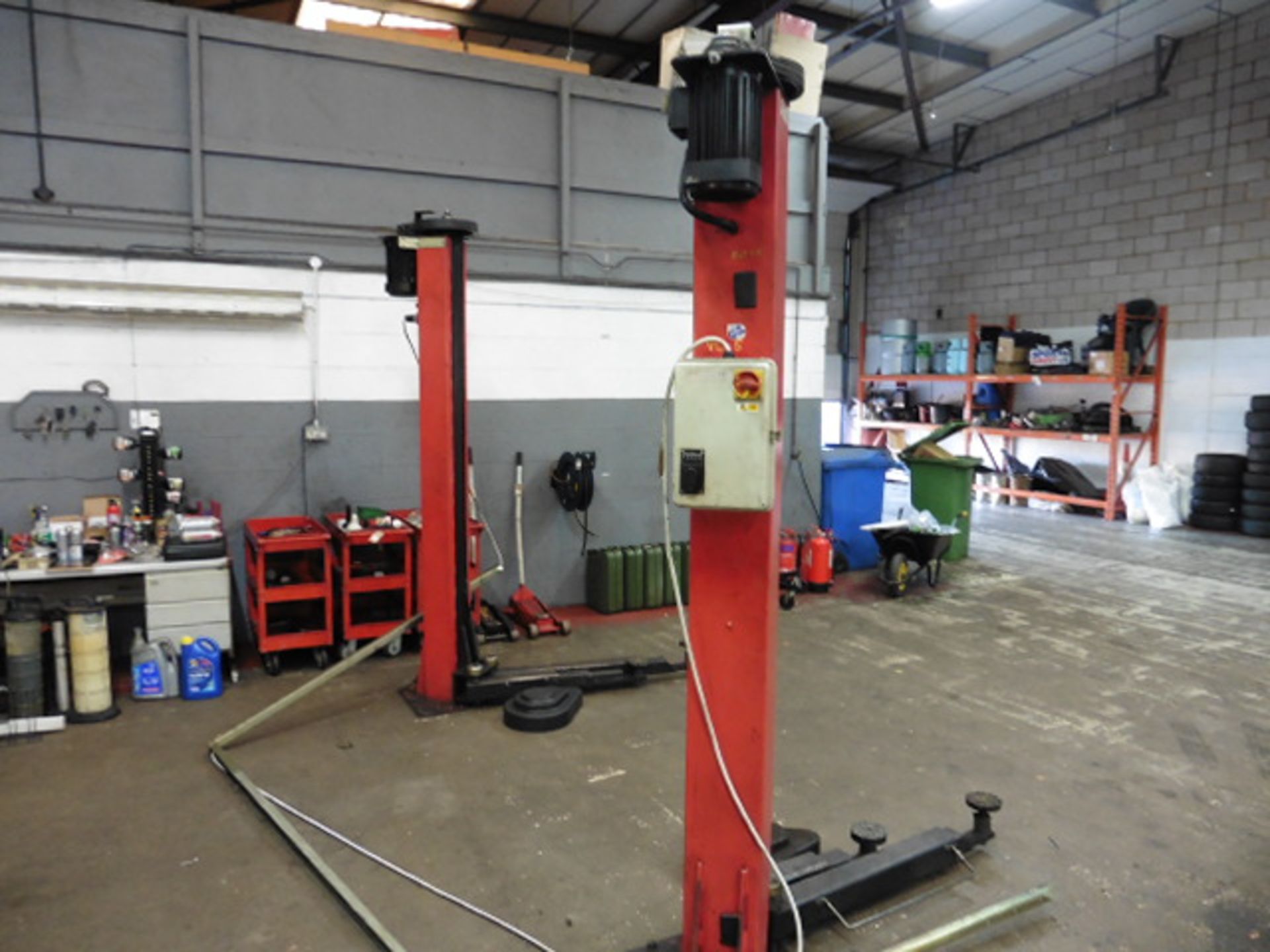 ABAC 1504/A screw type, 3000kg, 2 post lift, Yr 2005, 3ph (disconnected) - Image 2 of 8