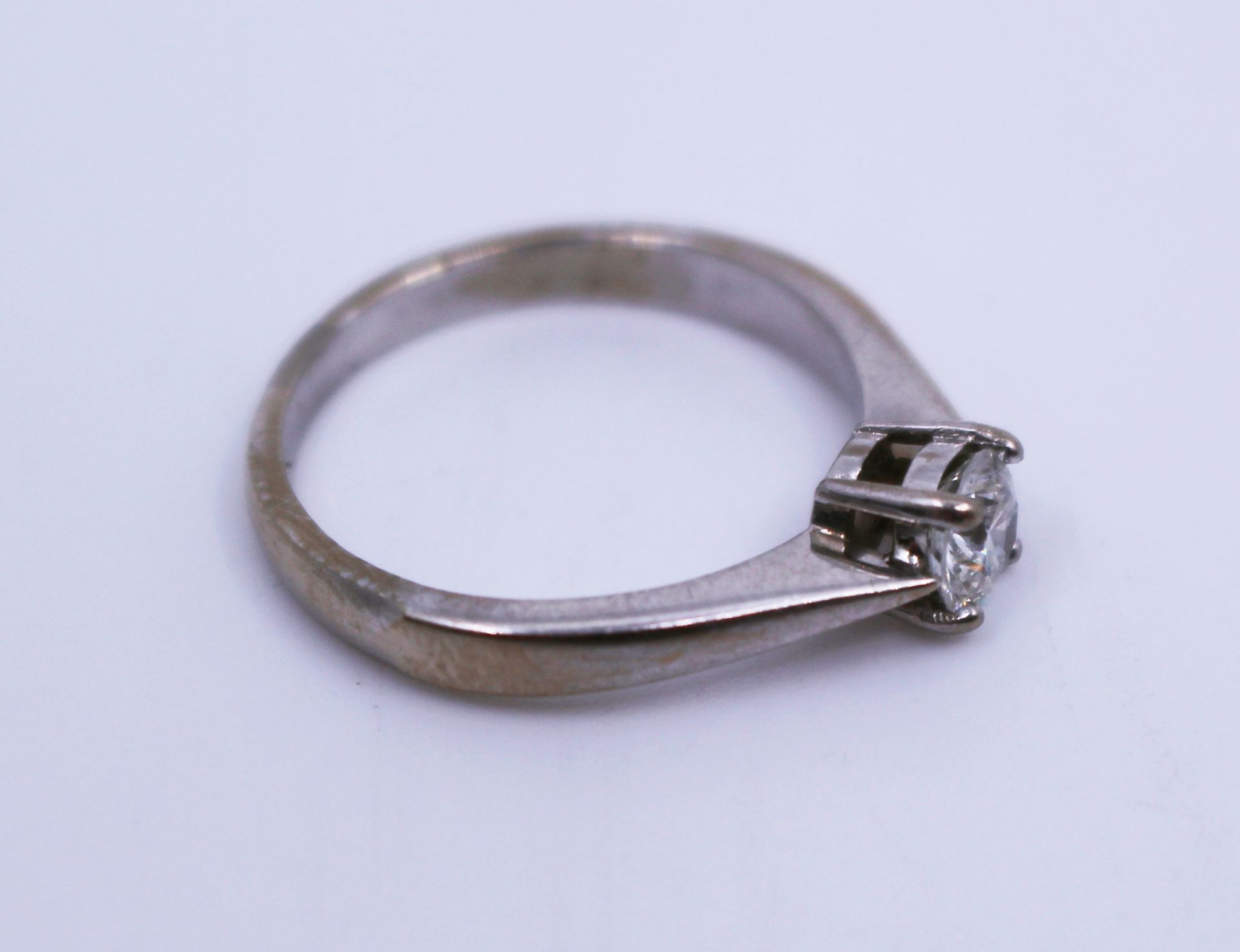 Round Brilliant Cut 0.53 Carat Diamond White Gold Ring - Image 4 of 6